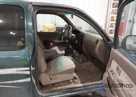 2000 Toyota Tacoma z USA, uszkodzony, nr VIN 4TAVL52N2YZ573875